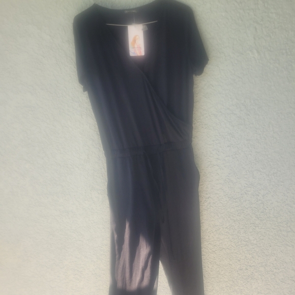 Sophisticated Black Wrap-Style Jumpsuit with Tapered Legs - Picture 9 of 14